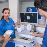 Ilustração - créditos: Healthcare-photography-website-blog-doctor-nurses-viewing-workforce