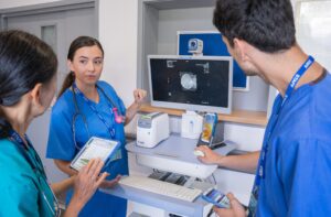 Ilustração - créditos: Healthcare-photography-website-blog-doctor-nurses-viewing-workforce